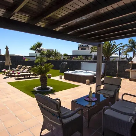 Marvelous 2 Bedrooms Kagura Spacious Sun Terrace Outdoor Pool, Hot Tub And Bbq Montana Roja