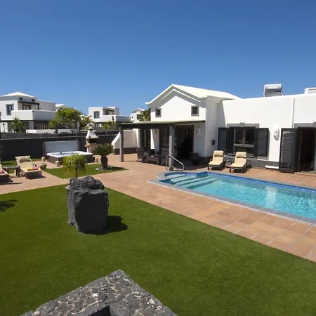 Marvelous 2 Bedrooms Kagura Spacious Sun Terrace Outdoor Pool, Hot Tub And Bbq Montana Roja Villa Playa Blanca (Lanzarote)