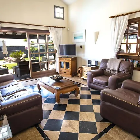 Villa Marvelous 2 Bedrooms Kagura Spacious Sun Terrace Outdoor Pool, Hot Tub And Bbq Montana Roja Playa Blanca (Lanzarote)