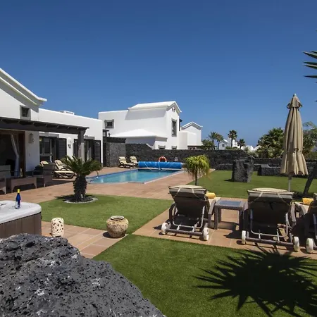 Villa Marvelous 2 Bedrooms Kagura Spacious Sun Terrace Outdoor Pool, Hot Tub And Bbq Montana Roja Playa Blanca (Lanzarote)