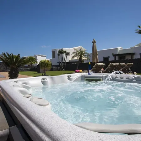 Villa Marvelous 2 Bedrooms Kagura Spacious Sun Terrace Outdoor Pool, Hot Tub And Bbq Montana Roja